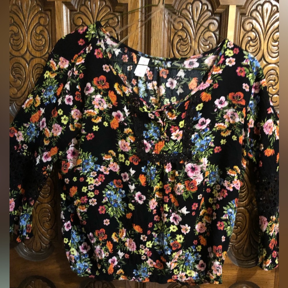 Beautiful,Colorful Floral Woman’s Top - Picture 12 of 14